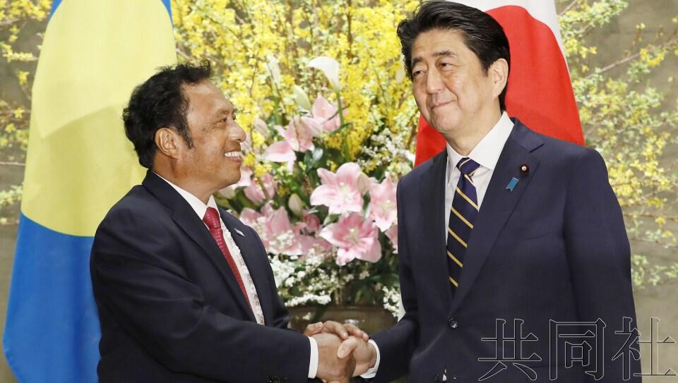 记者 王欢】日本首相安倍晋三3月8日在官邸与太平洋岛国帕劳的总统雷