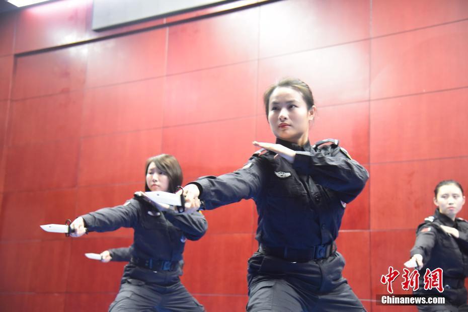广西女法警 铁血又柔情