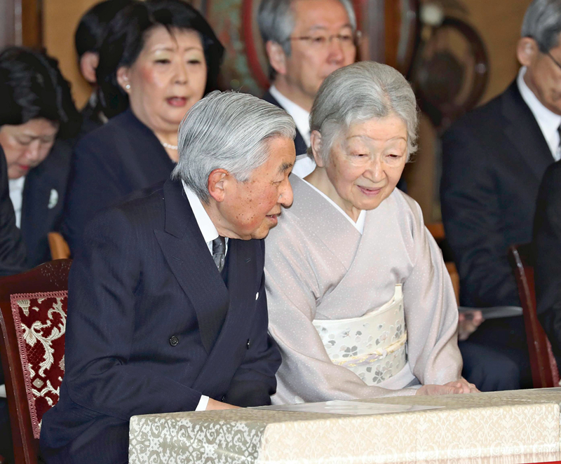 日本明仁天皇夫妇观看纪念登基30周年宫廷乐表演