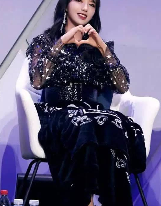 程潇的腿究竟有多粗?穿上渔网袜后,网友:赘肉也太明显了吧