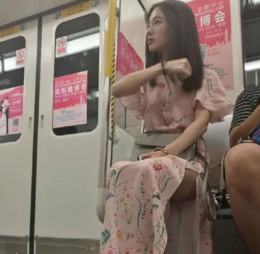 "地铁女神"爆红网络,看到她的照片,网友:恋爱早了!