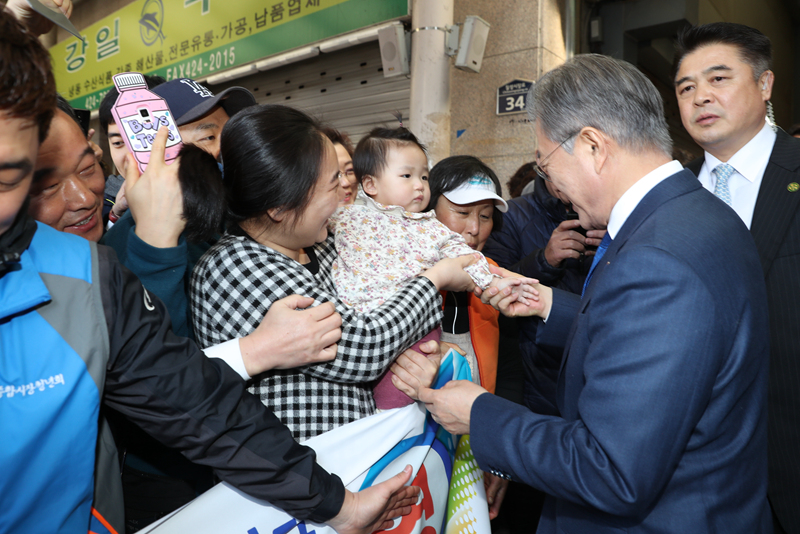 韩总统文在寅走访地方 买菜逗萌娃与市民亲切合影