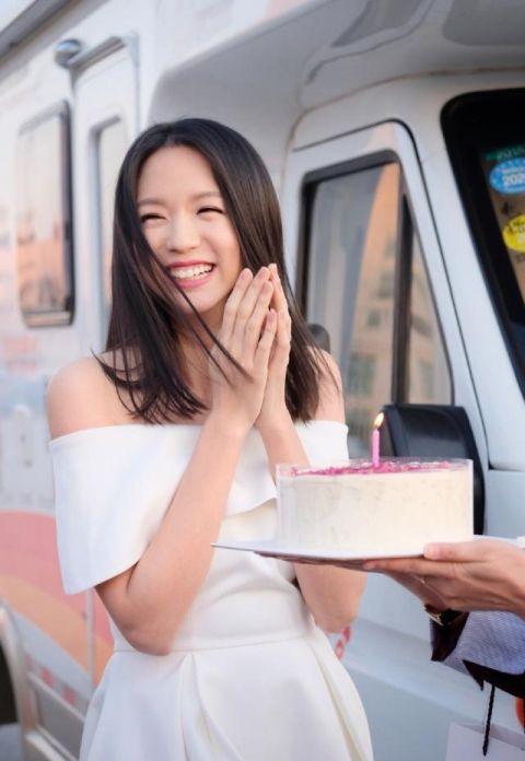 张梓琳白裙过生日,许愿笑容迷人,网友:不易被合影的美女明星