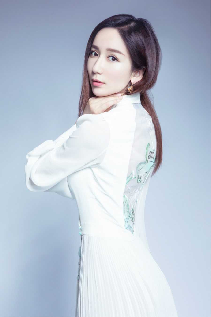 娄艺潇写真素雅美 白衣纯净气质温婉