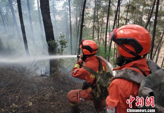 森林消防员实施水泵灭火. 马旭昱 摄