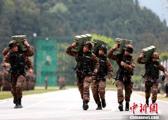 直击福建武警特战官兵1000米综合演练现场