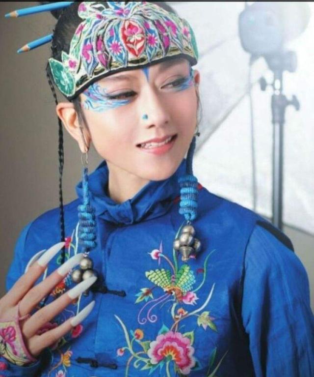 61岁杨丽萍和男徒弟排练照曝光为艺术去肋骨网友牺牲太大
