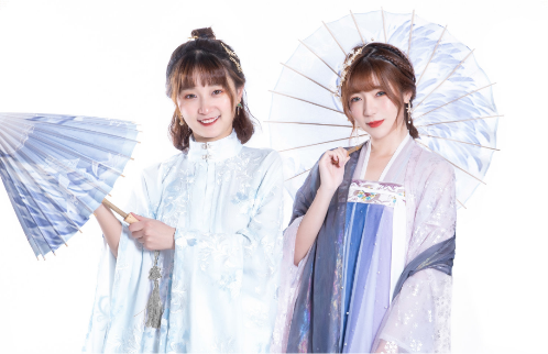 身着火红的汉元素服装惊艳登台,带来了脍炙人口的经典作品《千灯愿》
