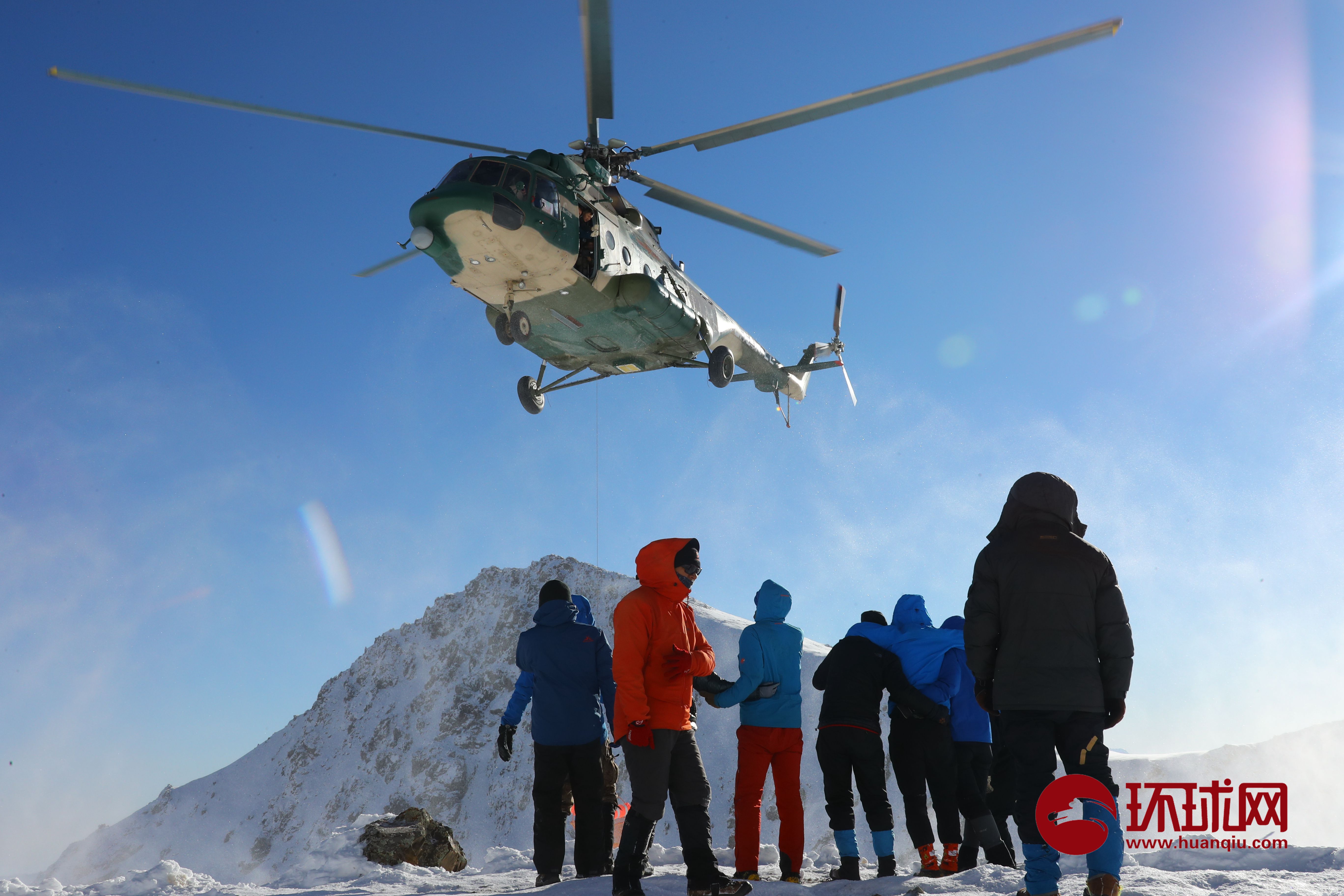 天山上的紧急救援!新疆军区某陆航旅成功救出10名雪崩