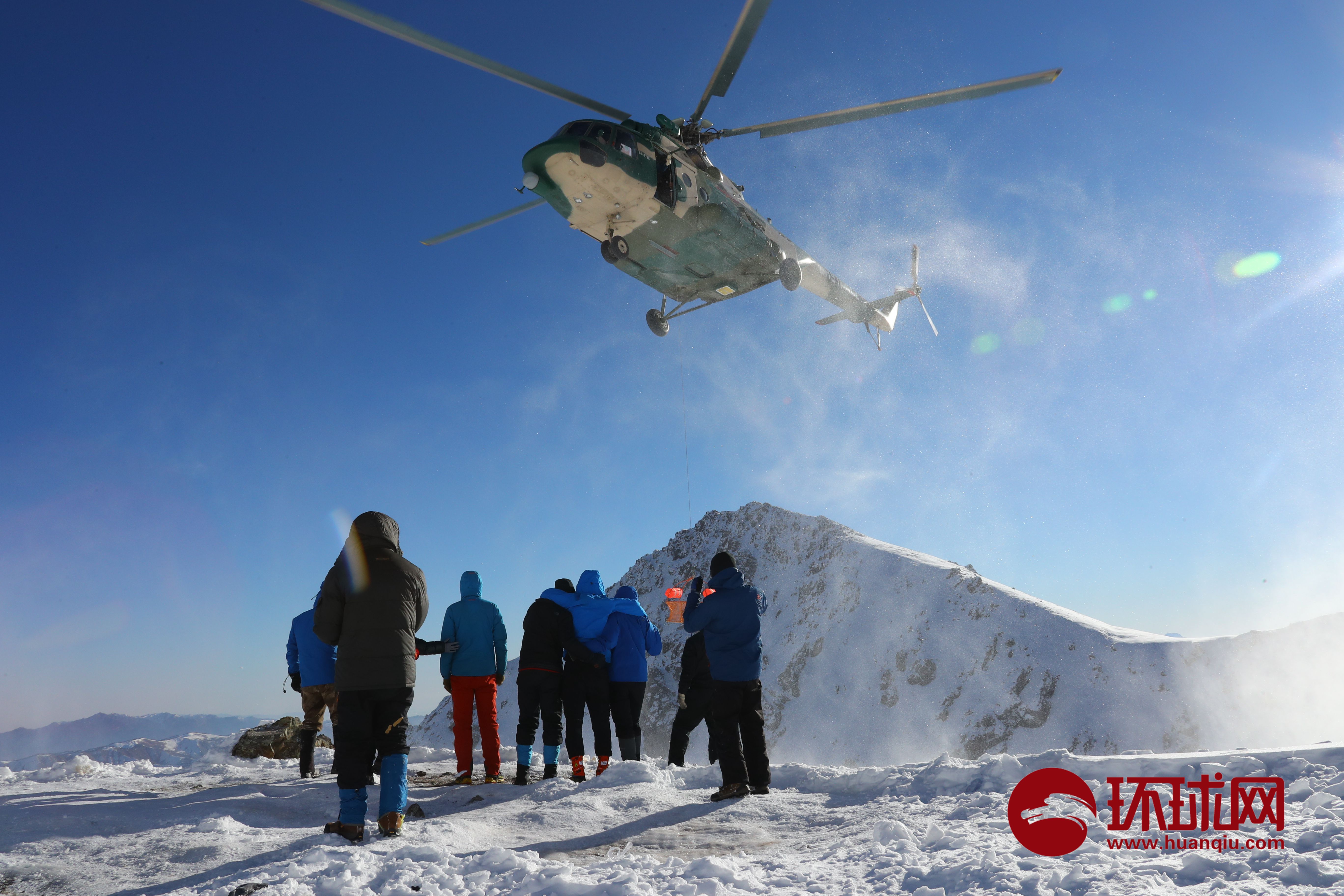 天山深处遇雪崩我军某陆航旅成功救出10名被困群众