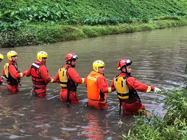 罗湖搜救排查深水段 水面淹到消防员脖子