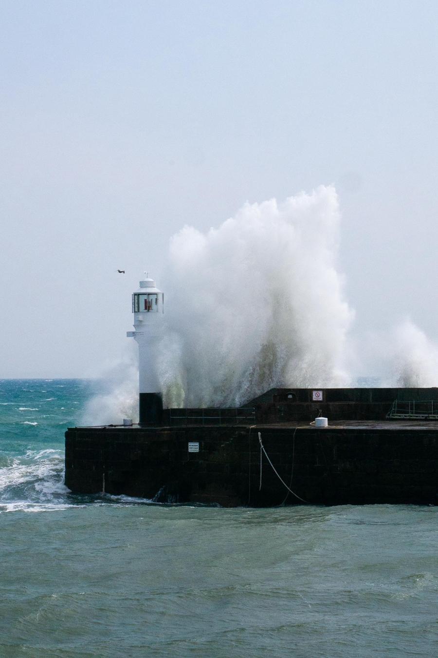 英国彭赞斯遭遇风暴天气 巨浪滔天吞噬灯塔