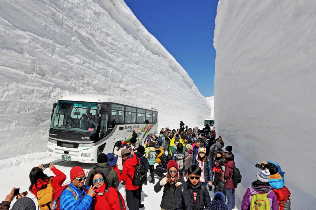 5 日本"雪墙公路"对公众开放 两侧积雪高达16米