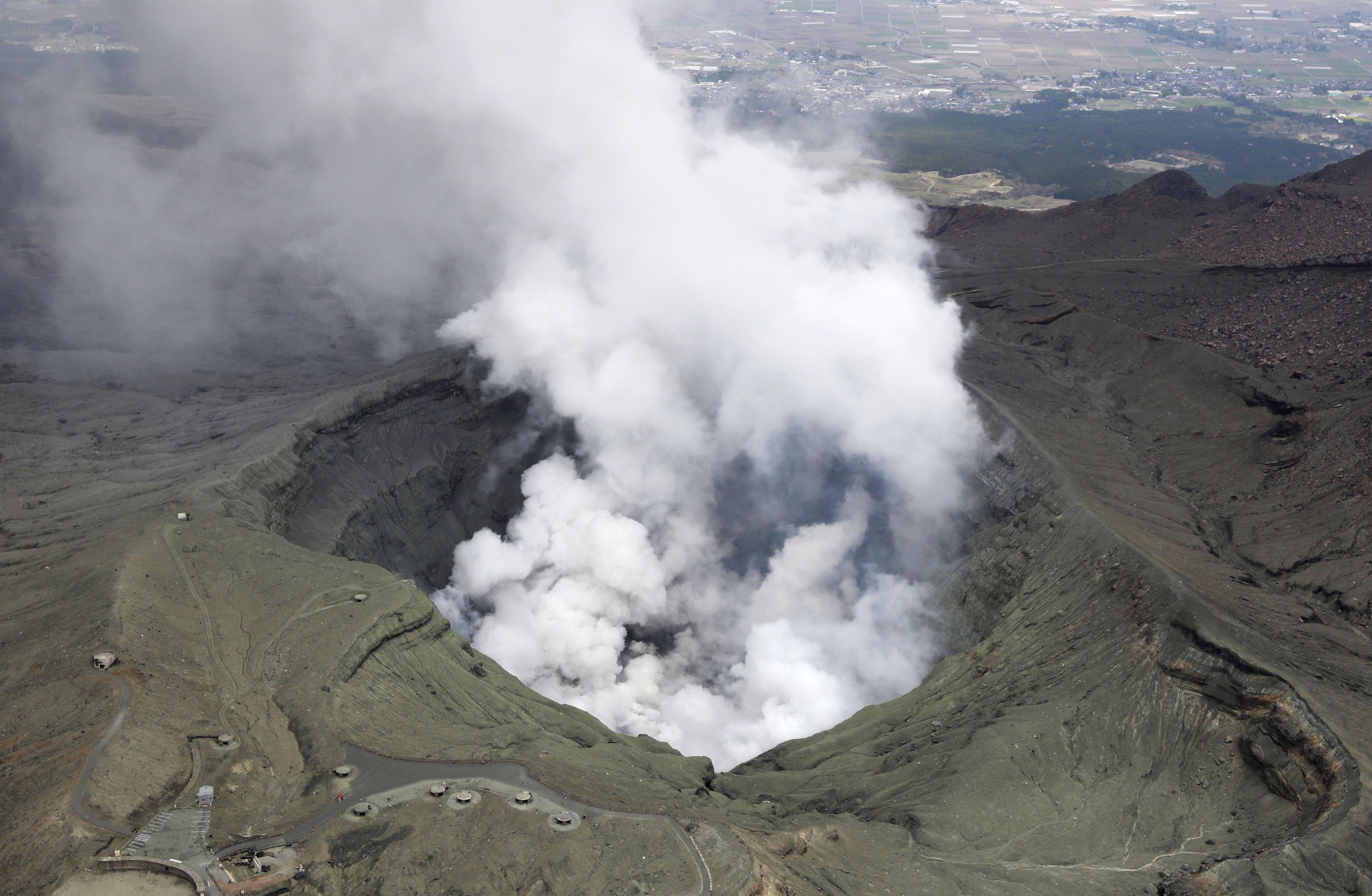 4 日本熊本县阿苏山火山喷发 游客远眺浓烟四散