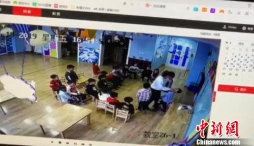 太原加洋幼儿园幼师殴打幼儿属实 教育局责成园长免职