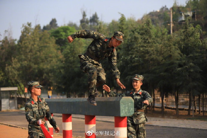 云贵高原武警训练一水儿03式步枪相当帅气