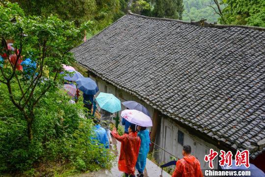 图为游客在丰乐镇田村故事里游玩 田东 摄