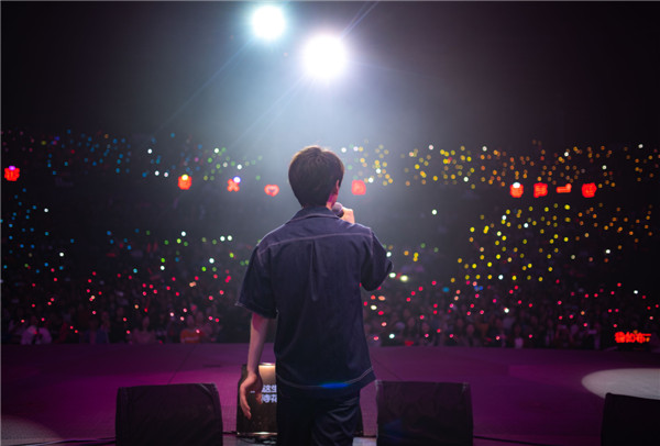 简弘亦亦×不染演唱会武汉站圆满结束 唱响江