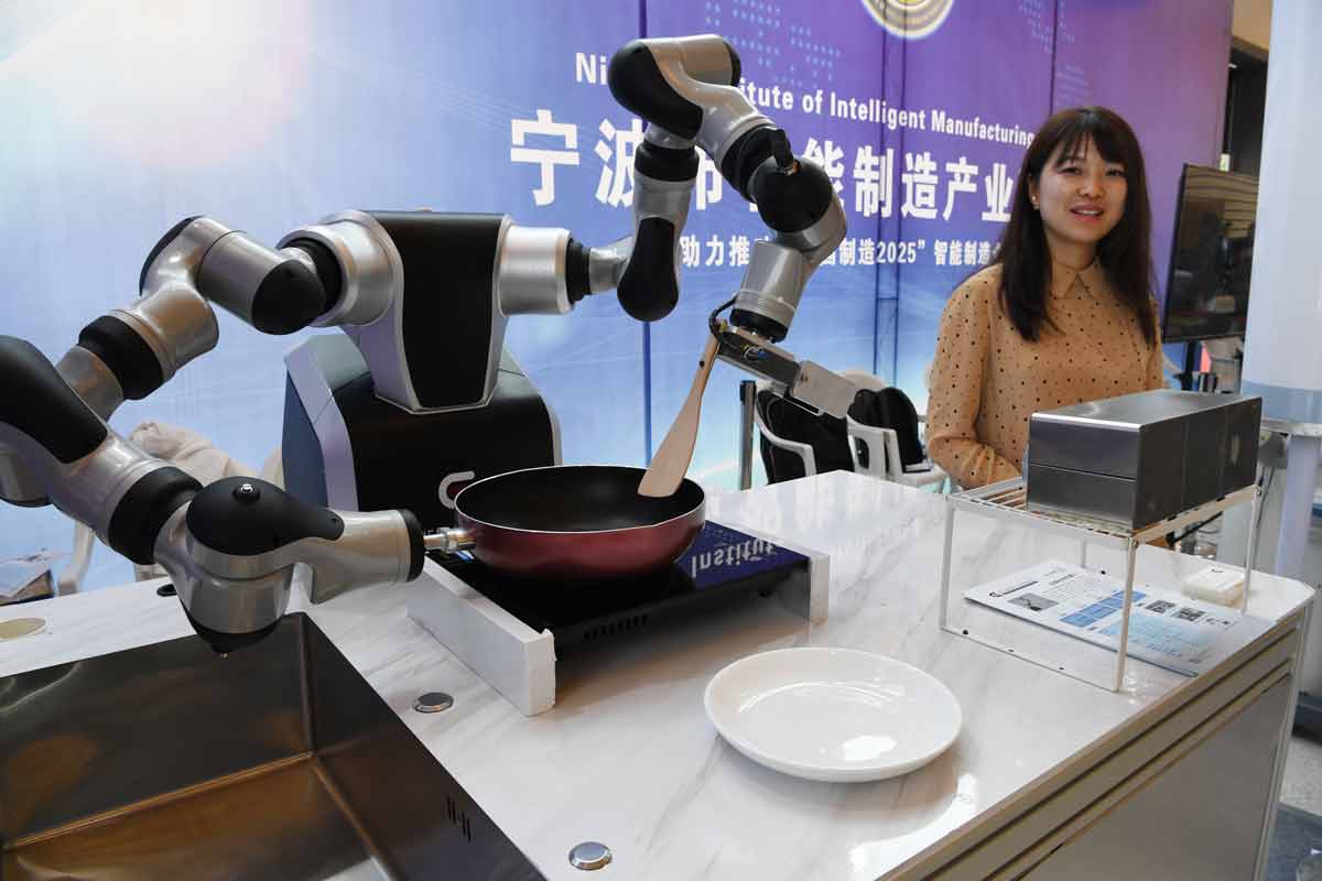 第六届中国人机器人峰会开幕 机器人不仅会炒菜还会写