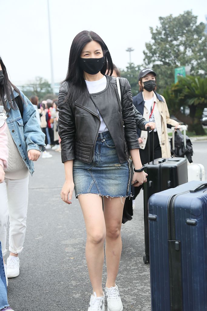 辣妈陈妍希机场秀长腿 素颜大方露甜笑