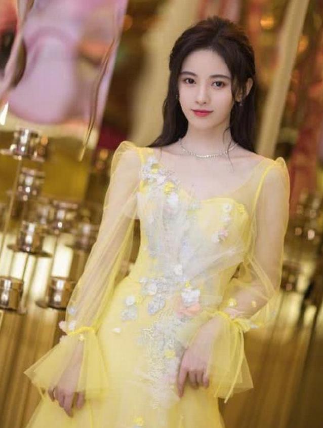 鞠婧祎身穿连体纱裙,气质堪比仙女,仙气满满!