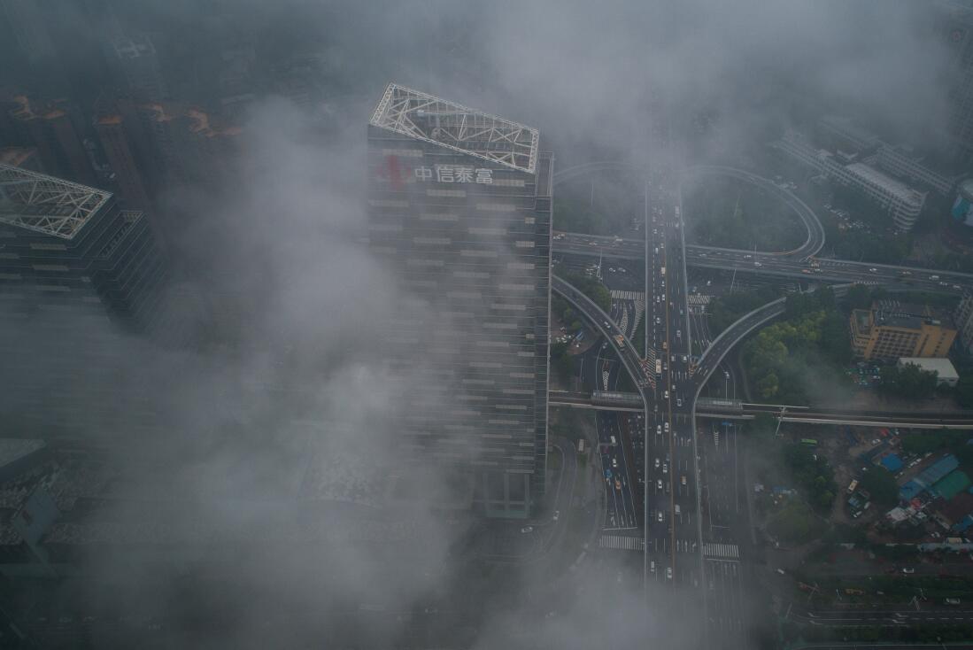 7 武汉出现雨雾天气 航拍云层穿楼而过犹如仙境