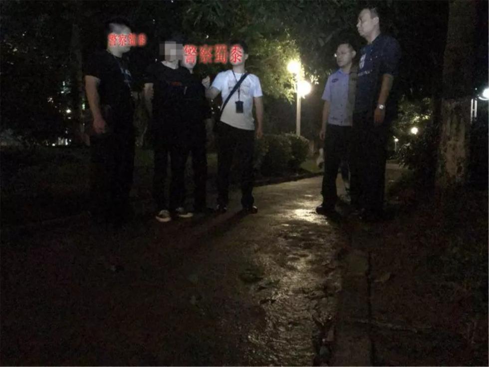 可怕!一女子在文化广场公厕内突然被持刀抢劫!