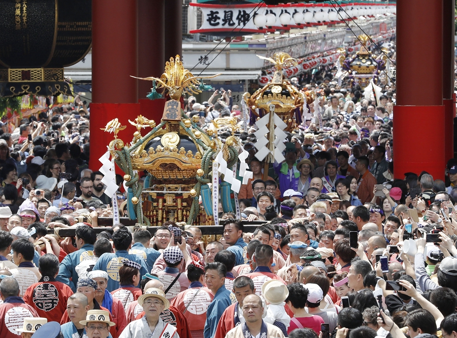 日本东京庆祝三社祭众人着古装合抬神舆