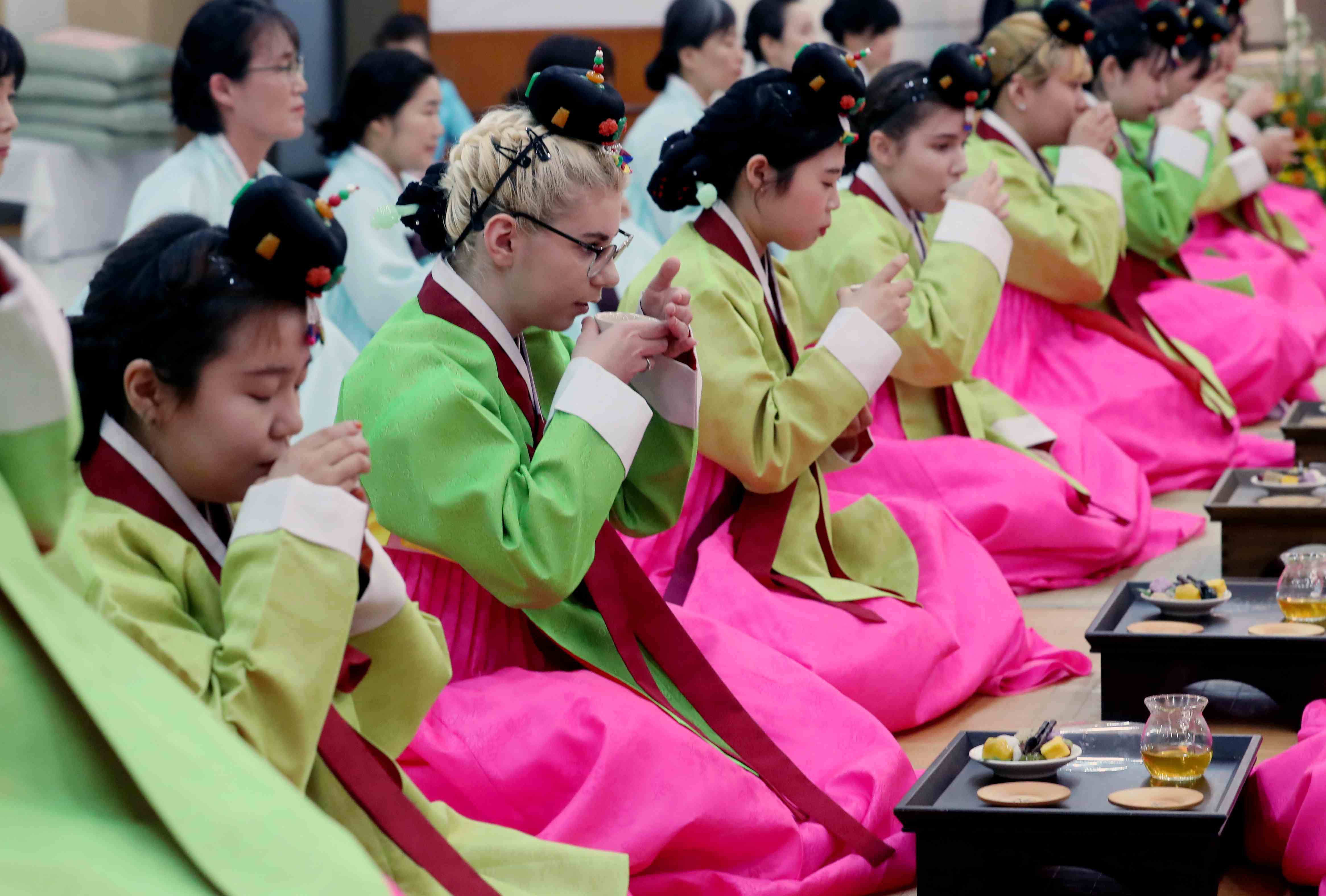 韩国少女穿韩服参加传统成人礼