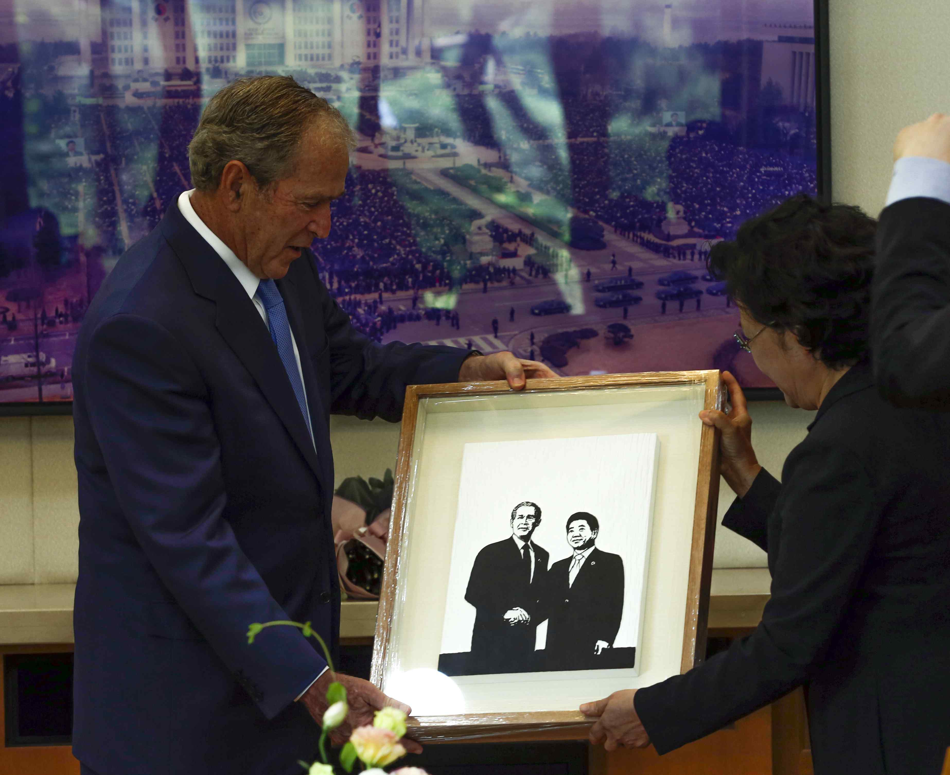 小布什出席卢武铉追悼会亲绘卢武铉肖像画送其遗孀