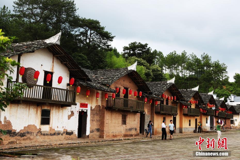 江西瑞金华屋村 昔日土坯房变独栋小楼