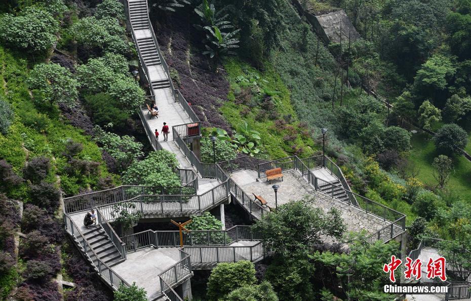 重庆现"魔鬼归家路" 市民回家先爬山