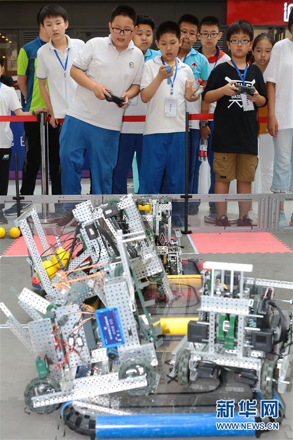 5月25日,青少年参加vex机器人工程挑战赛.新华社发(刘东岳 摄)