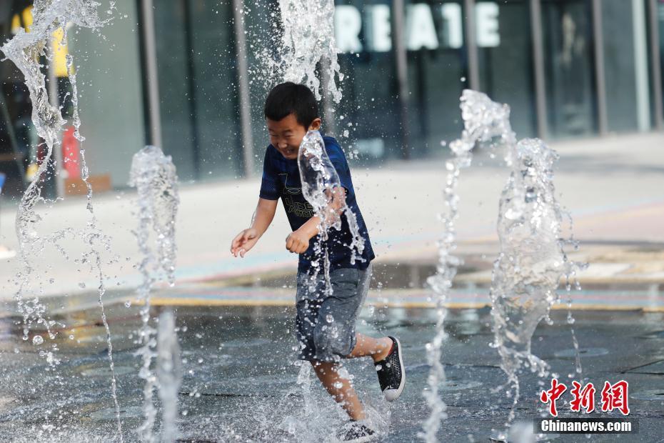 北京天气晴热 儿童喷泉池戏水