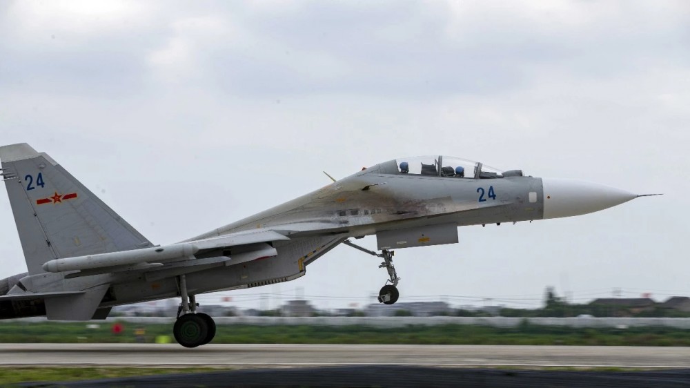 东海舰队苏30mk2战机打击瞬间翼下喷出火舌