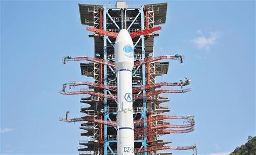 长征三号丙火箭矗立在发射塔架. 高 楠摄