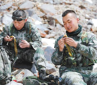 端午节期间边防官兵冰川巡逻