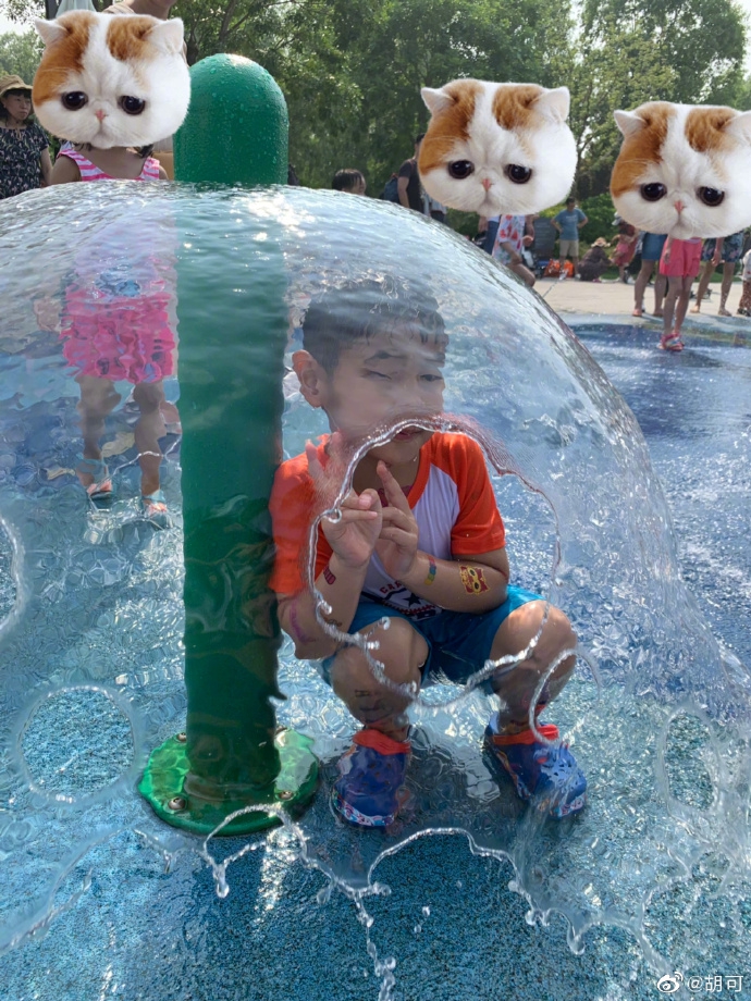 胡可晒小鱼儿玩水照 对镜比耶秒变表情包