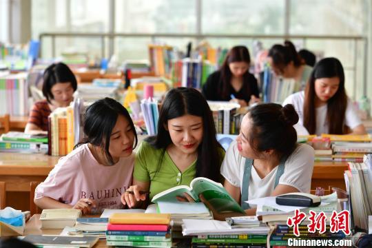 "最牛宿舍"的9名女大学生在自习室学习 翟羽佳 摄