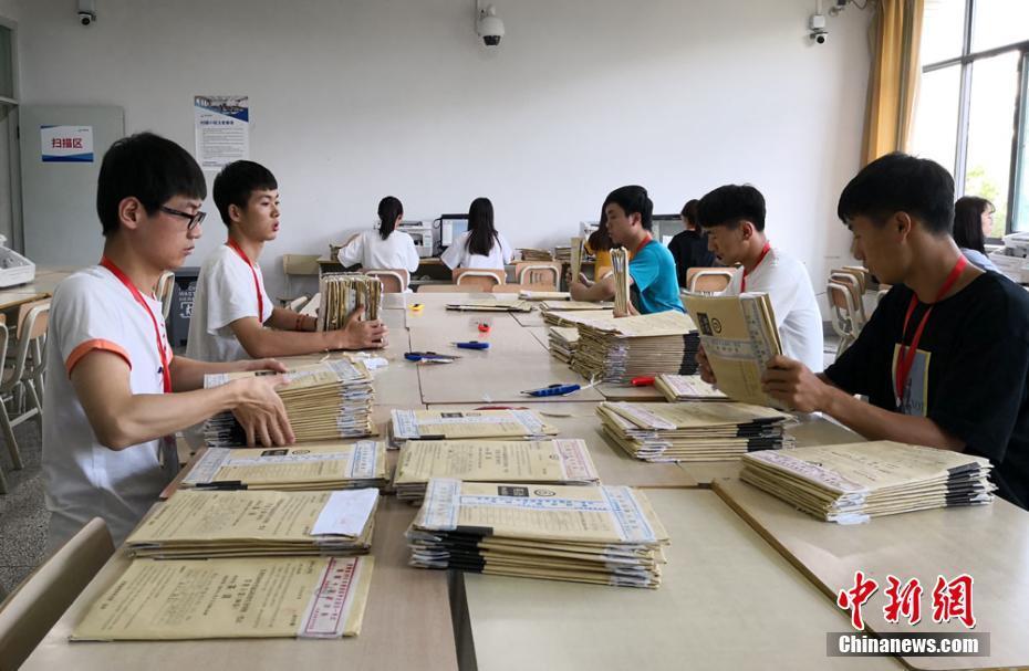 甘肃高考考生家长走进评卷现场观摩阅卷全过程