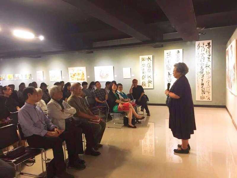 台湾师范大学美术系退休教授罗芳讲话