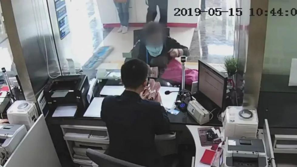 监控结果发现王某注销银行卡时的确通过银行柜台取走了卡内的一大笔现金