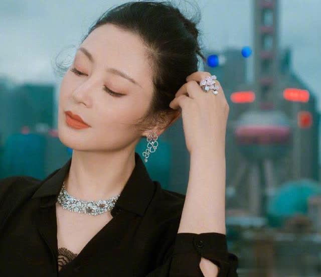 51岁陈红美上热搜,一眼惊艳不少人,不愧是"内地第一美人"