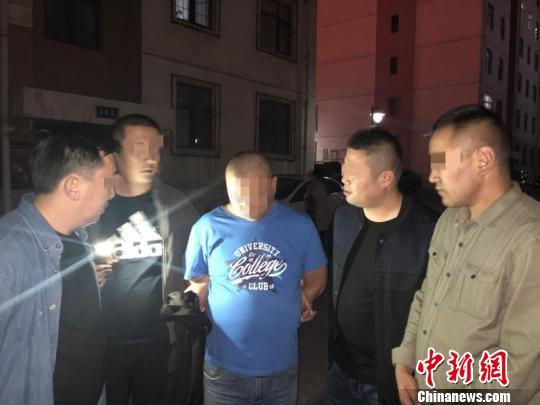 图为西宁市城北公安分局民警抓获犯罪嫌疑人刘有某. 钟欣 摄