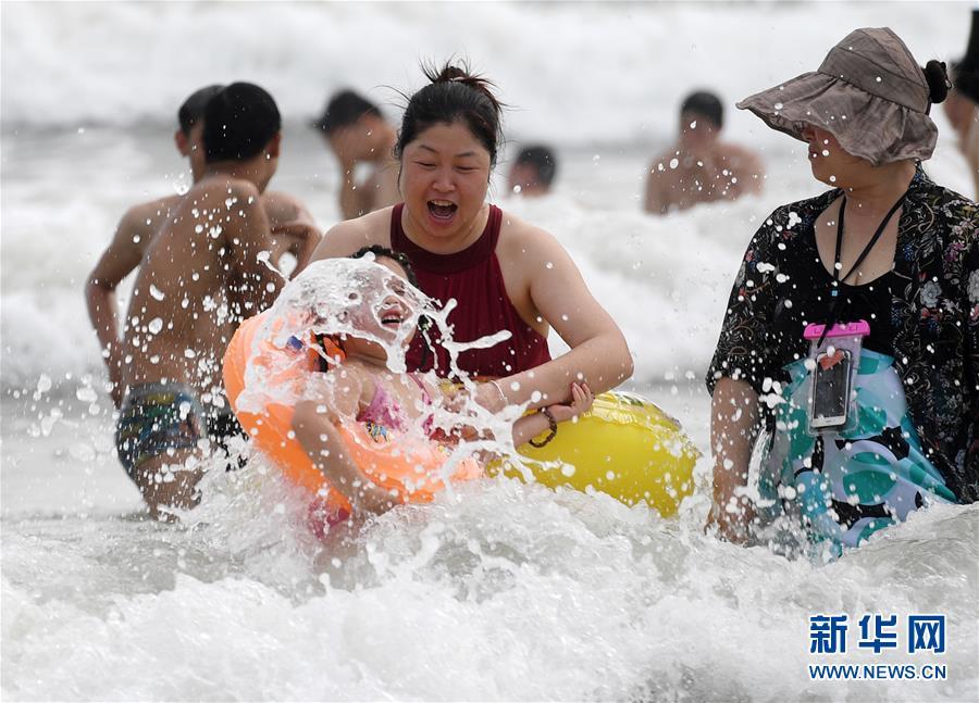 北海进入旅游旺季民众扎堆银滩戏水