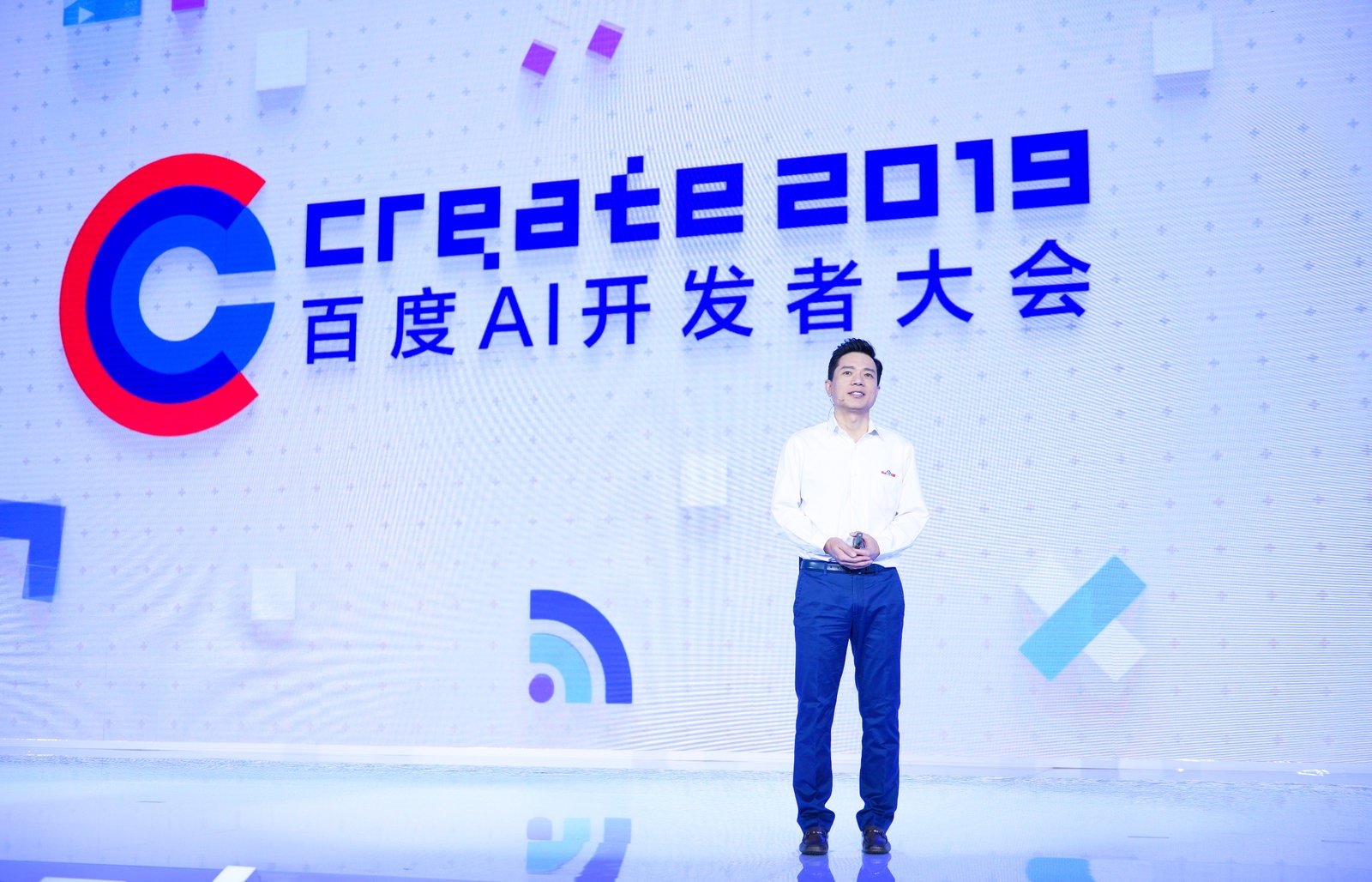 李彦宏介绍百度自主泊车解决方案最新进展