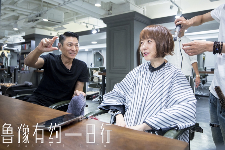 近日,刘德华在《鲁豫有约一日行》中重操旧业当起理发师为鲁豫剪头发