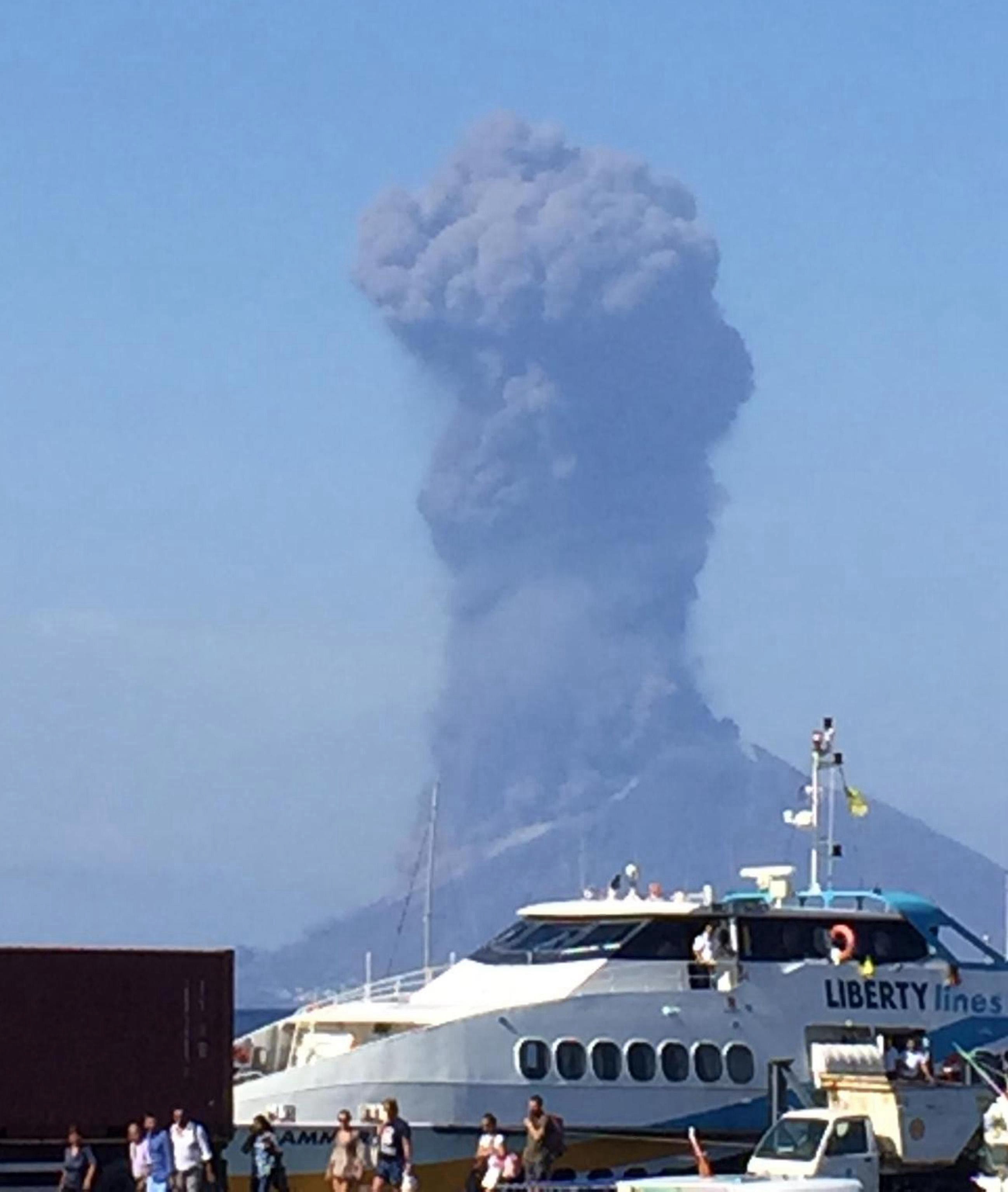 意大利斯特龙博利岛火山喷发火山灰直冲云霄