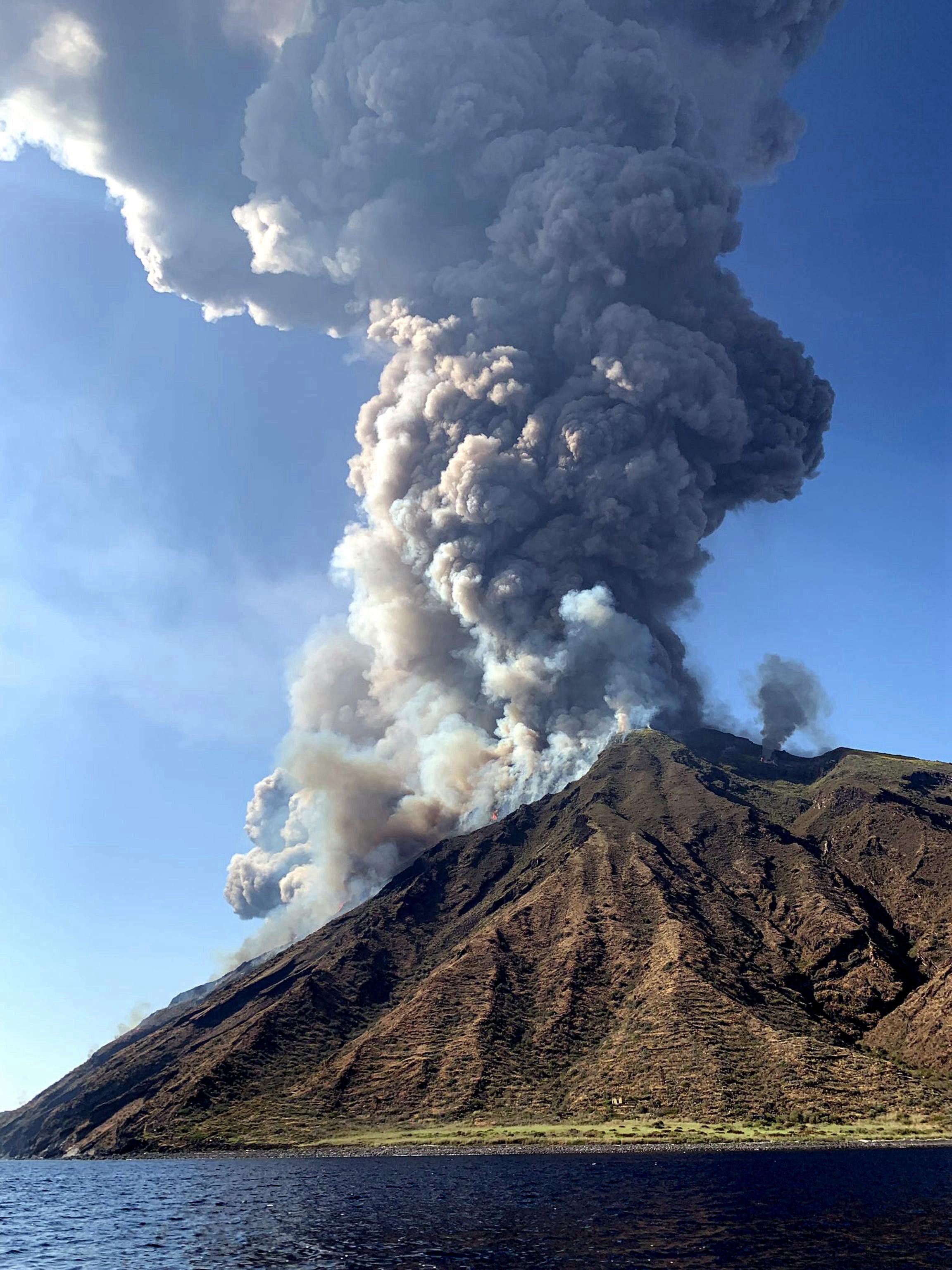 意大利斯特龙博利岛火山喷发火山灰直冲云霄