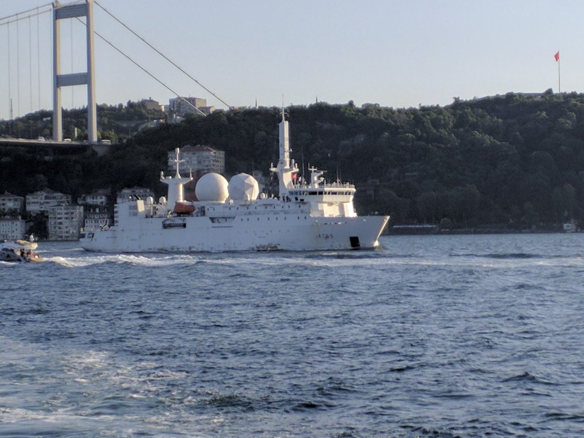 法国海军间谍船驶入黑海舰体布满雷达天线